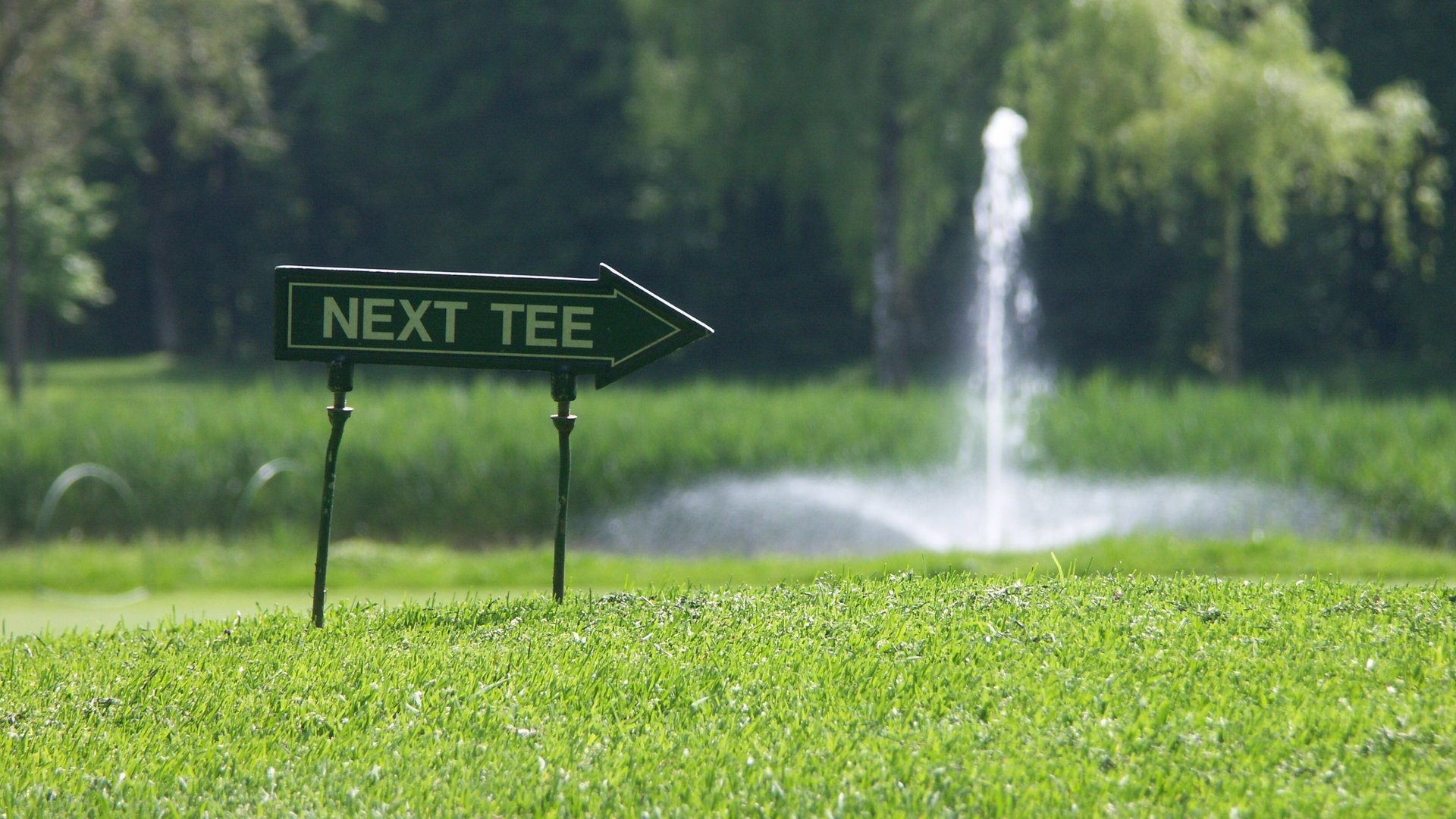 Next Tee Schild auf dem Golfplatz Klessheim Next Tee Schild auf dem Golfplatz im Golfclub Klessheim