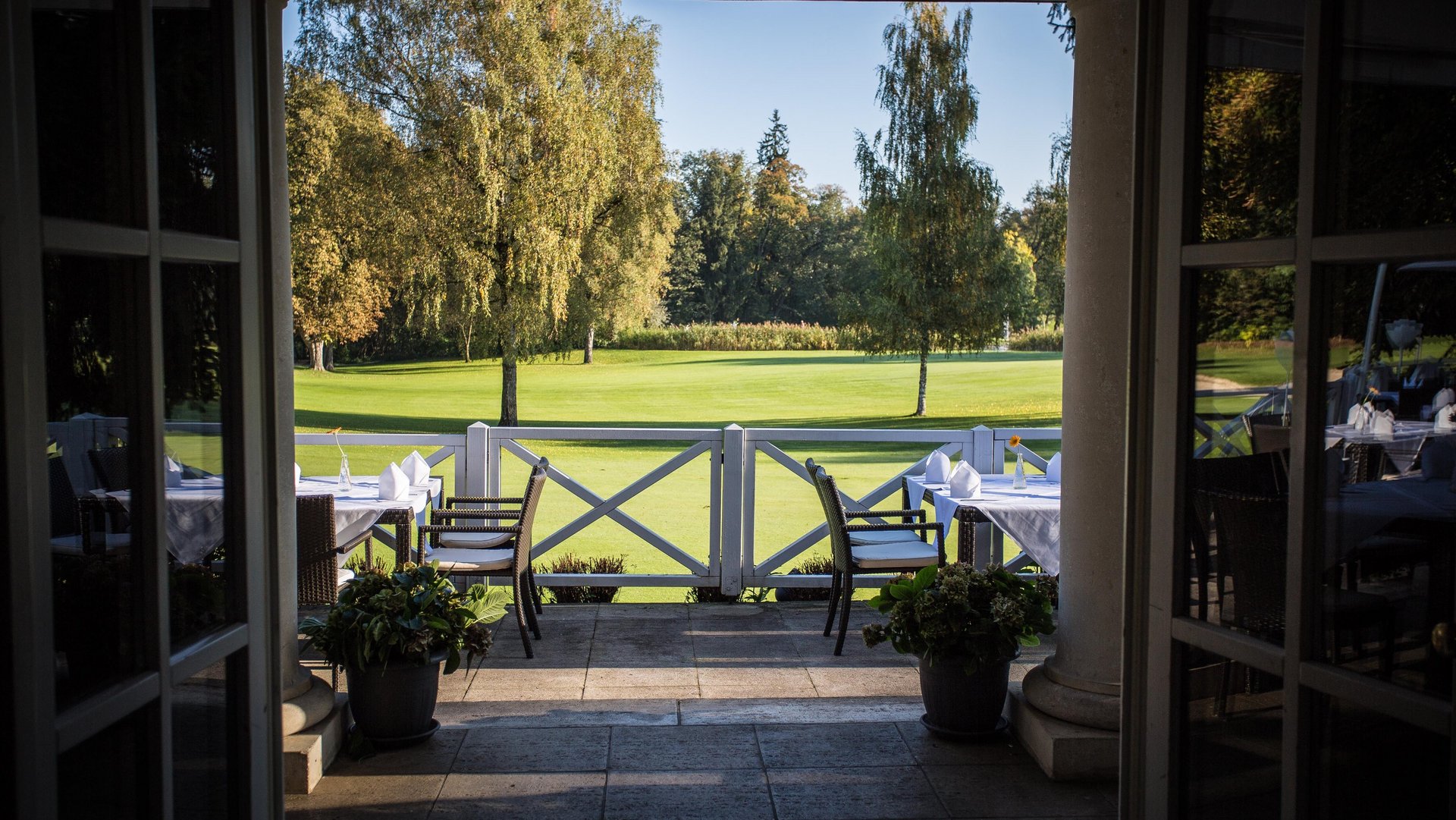 Huber’s Restaurant – Terrasse mit Blick auf den Golfplatz Blick von der Terrasse von Huber’s Restaurant auf den Golfplatz.